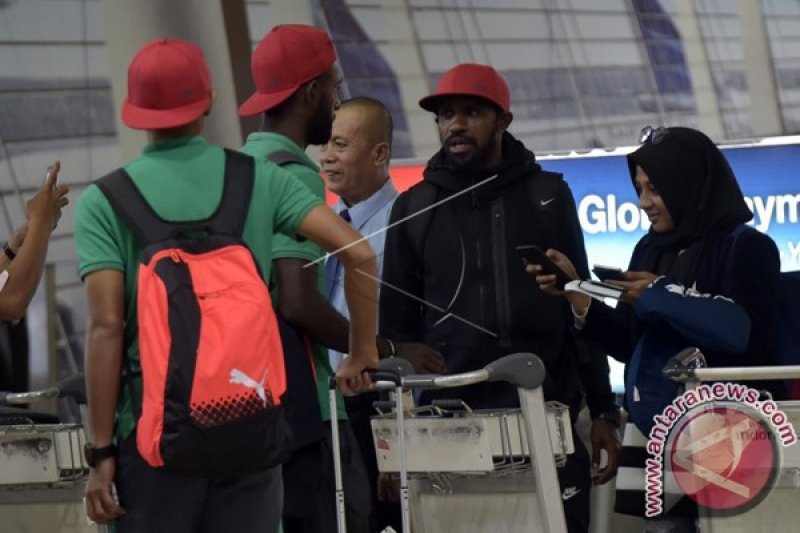 Pendukung Tunggu Pemain Timnas Untuk Foto