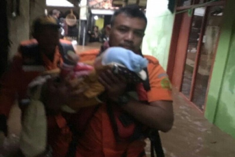 Basarnas Selamatkan Warga yang Terjebak Banjir di Bandung