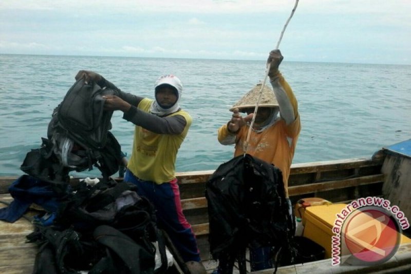 Warga Sekitar Lokasi Jatuhnya Pesawat Turut Lakukan Pencarian