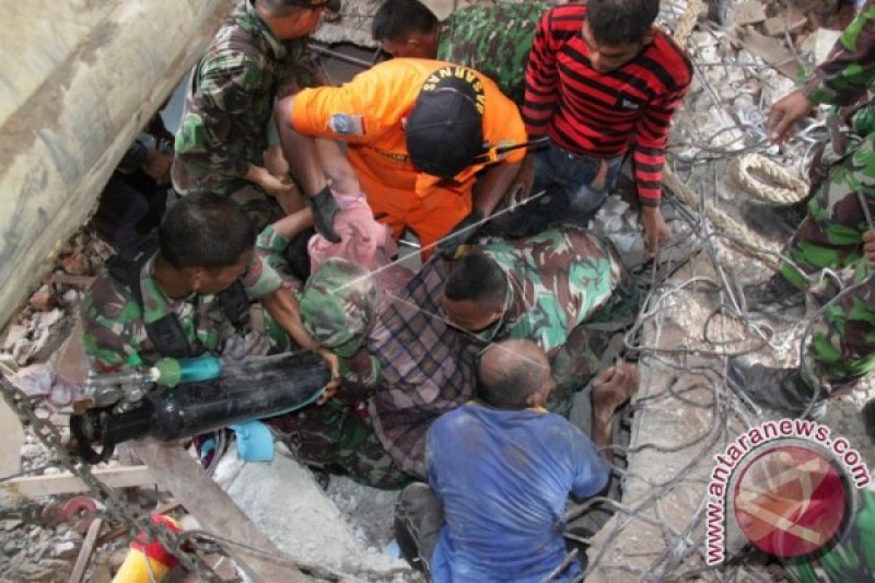 KORBAN GEMPA TERJEPIT RERUNTUHAN