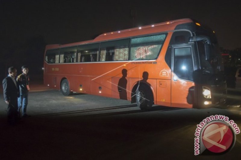 BUS TIMNAS DITIMPUKI PENDUKUNG VIETNAM