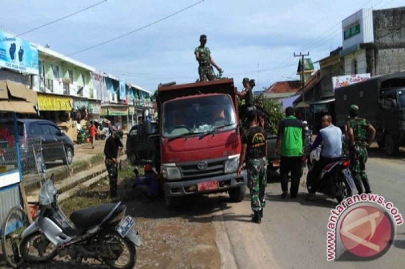 TNI bersihkan pasar