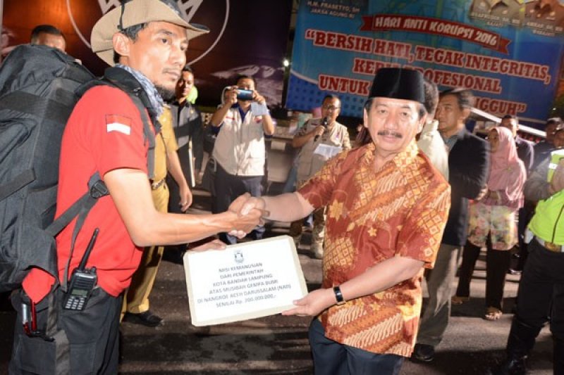 WALI KOTA BANDARLAMPUNG SERAHKAN BANTUAN UNTUK ACEH