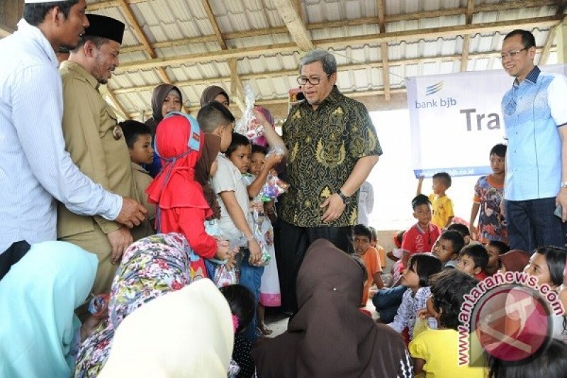 Gubernur Aher Hibur Anak Korban Gempa Aceh 