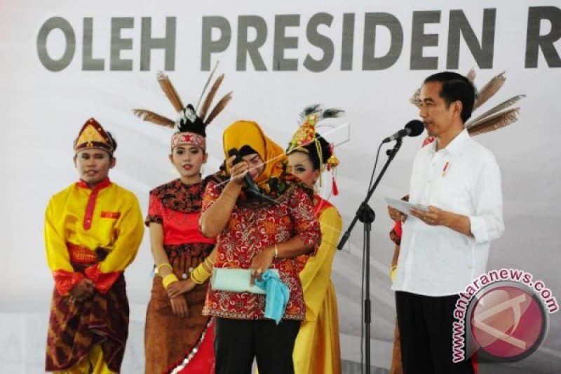 PRESIDEN SERAHKAN SERTIFIKAT TANAH