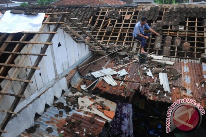 BENCANA ANGIN PUTING BELIUNG DI SALATIGA