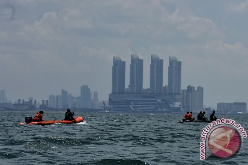 Pencarian Korban Kapal Terbakar