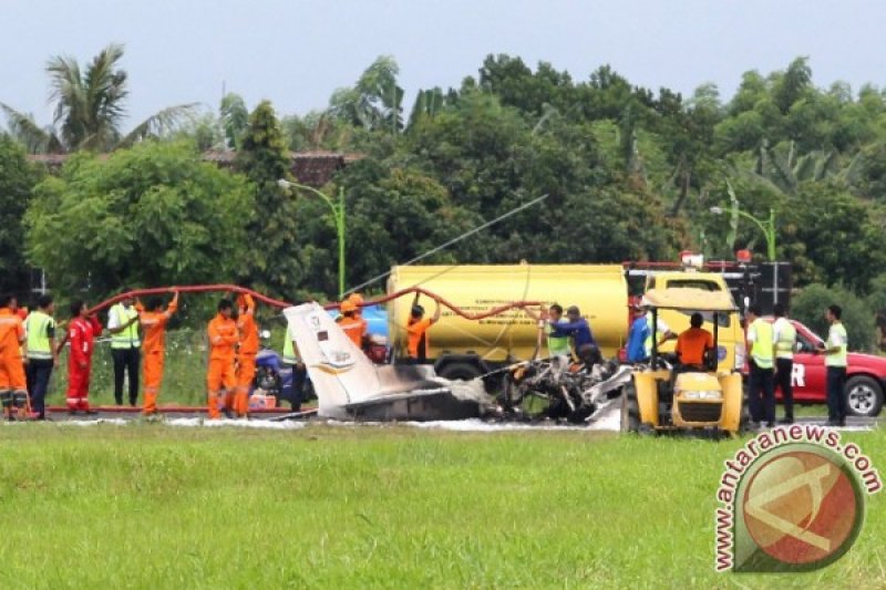 PESAWAT LATIH JATUH DI BANYUWANGI