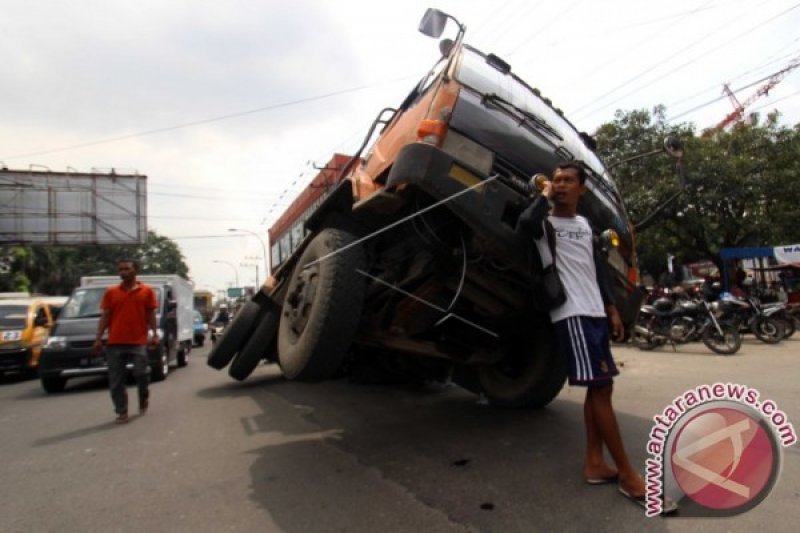 TRUK TERJEBAK JALAN AMBLAS