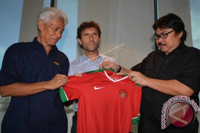 LUIS MILLA LATIH TIMNAS