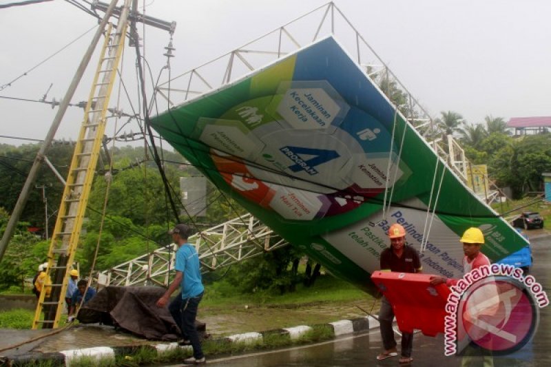 PAPAN REKLAME DI KUPANG TUMBANG