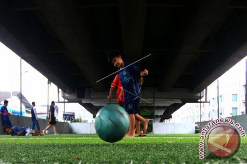 LAPANGAN FUTSAL DI BAWAH FLY OVER