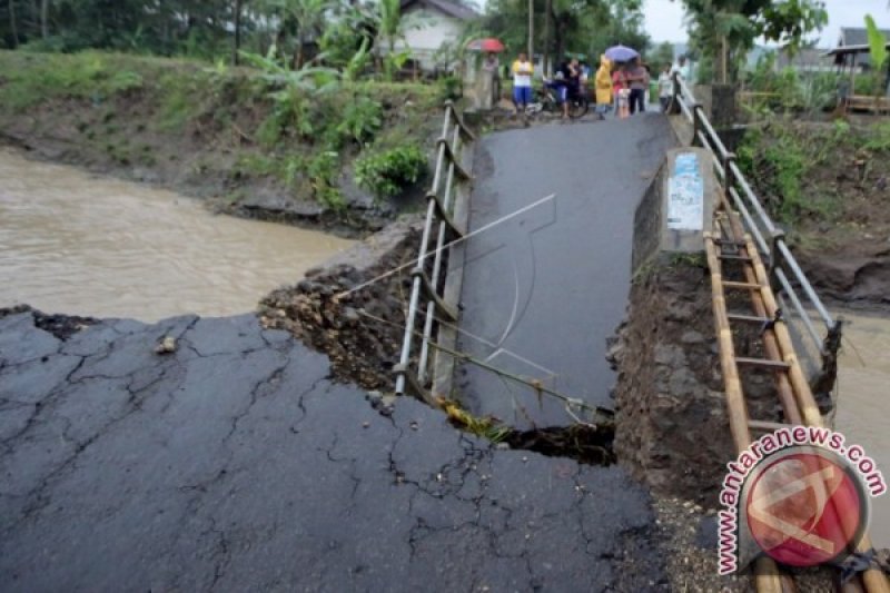 JEMBATAN ROBOH DI BLITAR