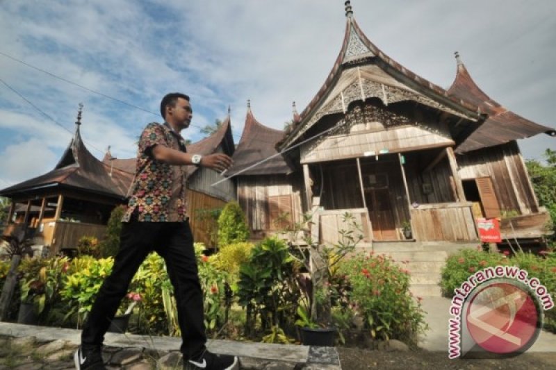 BERWISATA KE KAMPUNG ADAT SIJUNJUNG