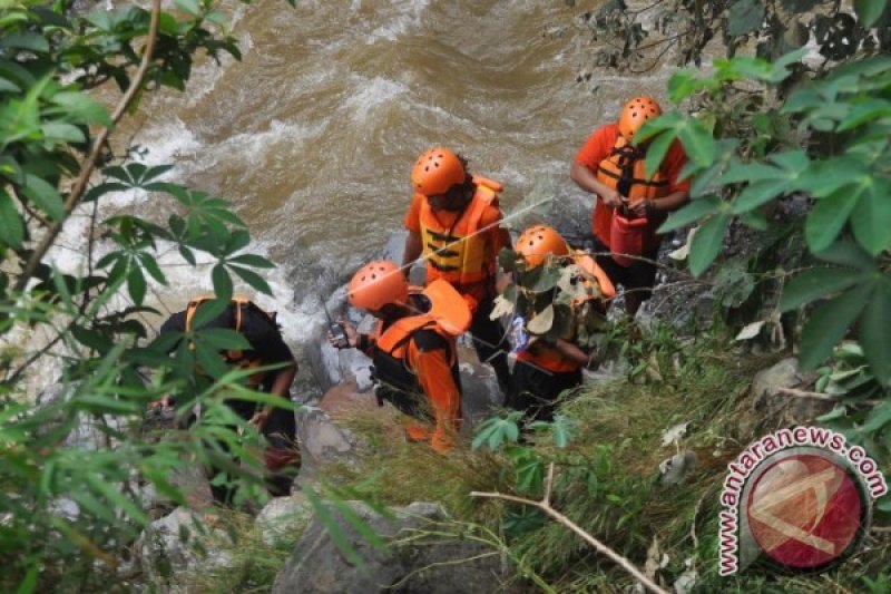 PENCARIAN ANAK TERSERET BANJIR