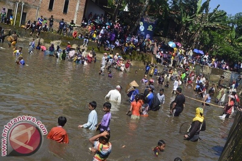 Ribuan Warga Ikuti Festival Cibuyut di Garut
