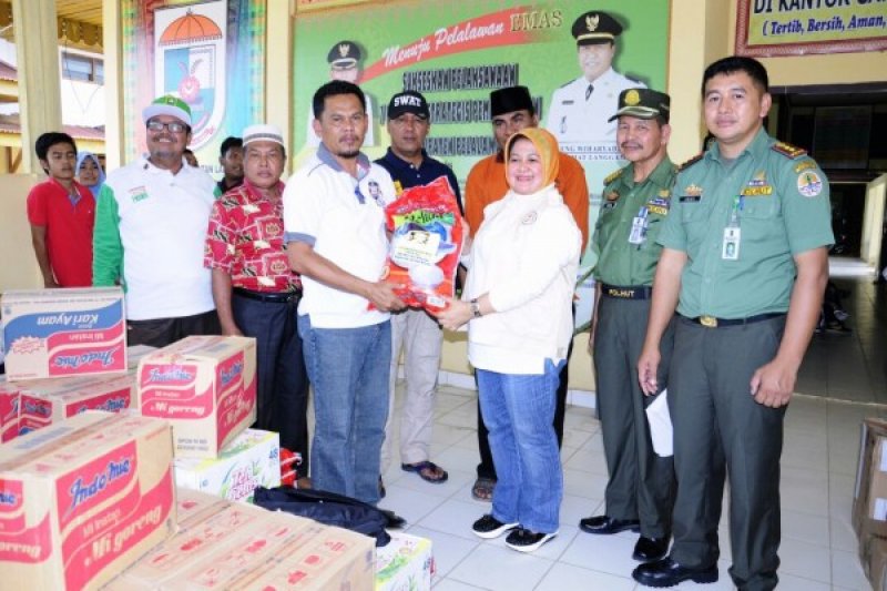 Penyerahan Bantuan Banjir Langgam dari Dinas LHK, Diskes dan IAI Provinsi Riau