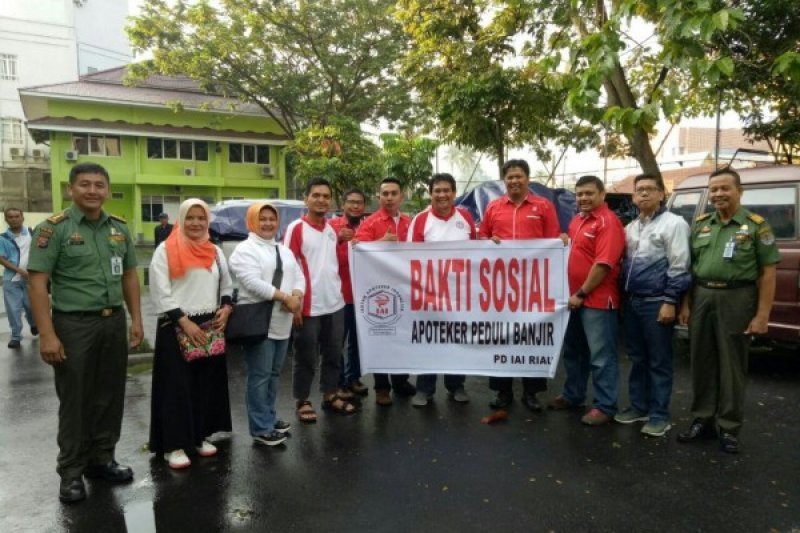 Penyerahan Bantuan Banjir Langgam dari Dinas LHK, Diskes dan IAI Provinsi Riau