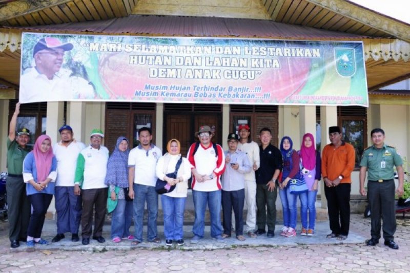 Penyerahan Bantuan Banjir Langgam dari Dinas LHK, Diskes dan IAI Provinsi Riau