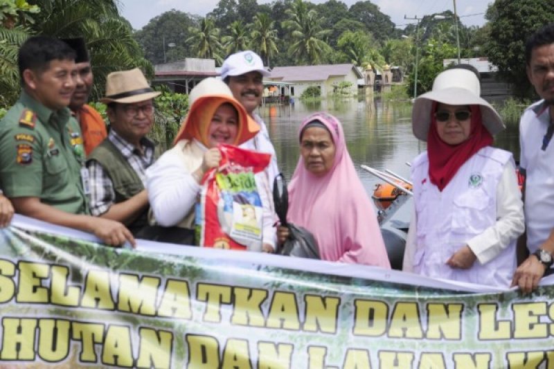 Penyerahan Bantuan Banjir Langgam dari Dinas LHK, Diskes dan IAI Provinsi Riau