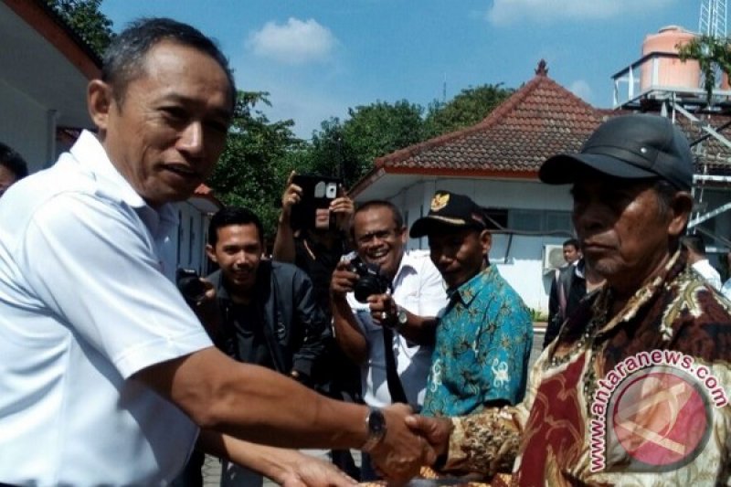 KAI Cirebon Berikan Penghargaan Pada Warga