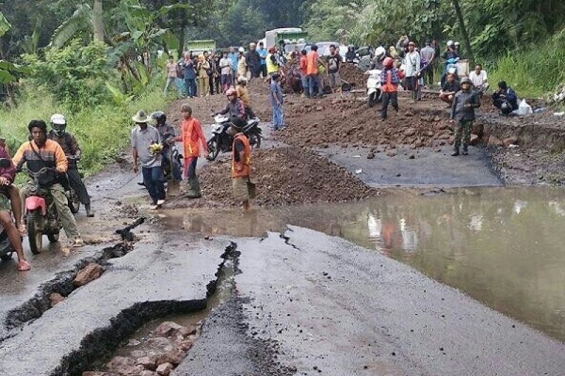 Polisi Pasang Spanduk Imbauan Jalan Amblas Sumedang 