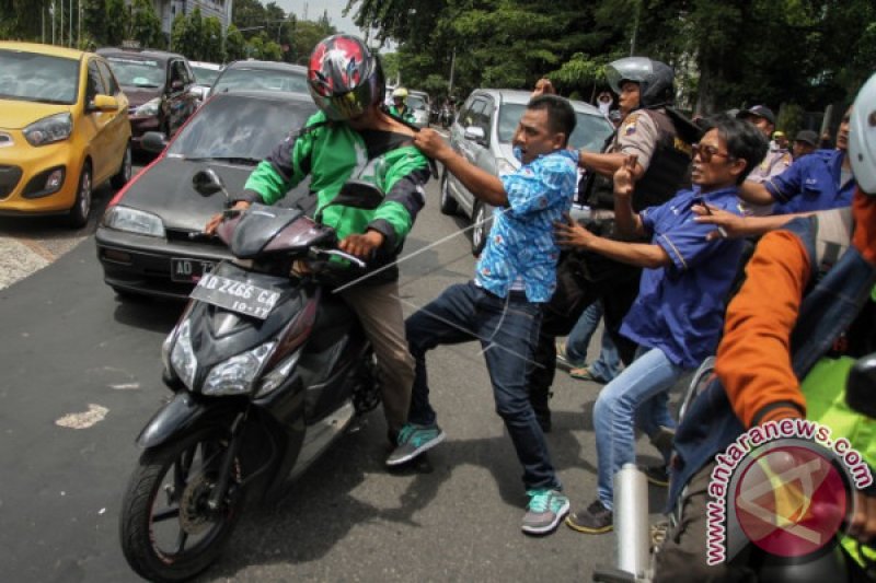 RICUH TAKSI VS GOJEK DI SOLO