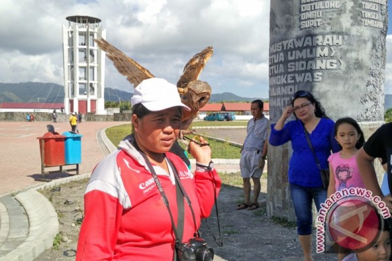 Burung Manguni andalan berfoto di Benteng Moraya