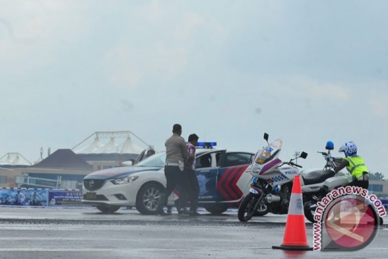 Simulasi Pengawalan VIP