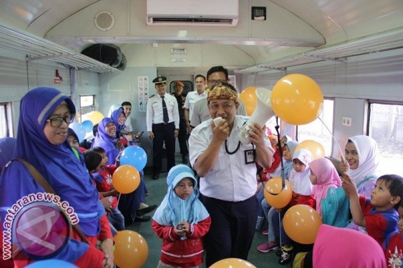 Ratusan Siswa Dengarkan Cerita Sambil Naik Kereta 