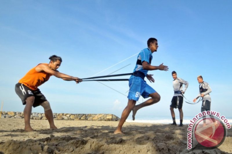 LATIHAN FISIK DI PANTAI