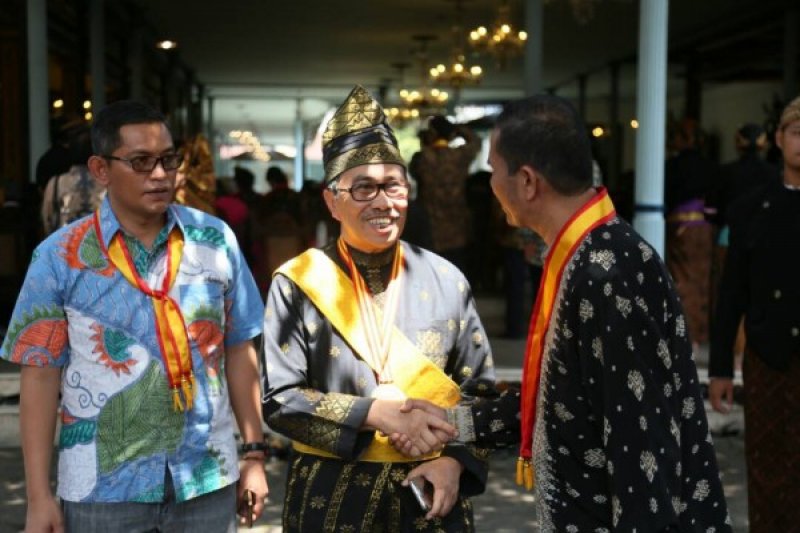 Bupati Siak Raih Gelar Kehormatan Dari Keraton Surakarta