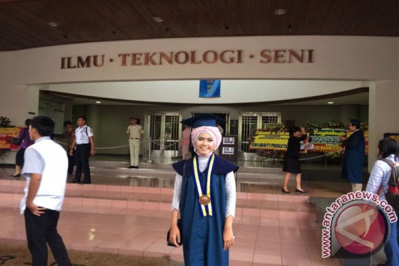 Andika Septya Kusumawardani Menjadi Wisudawan Termuda ITB