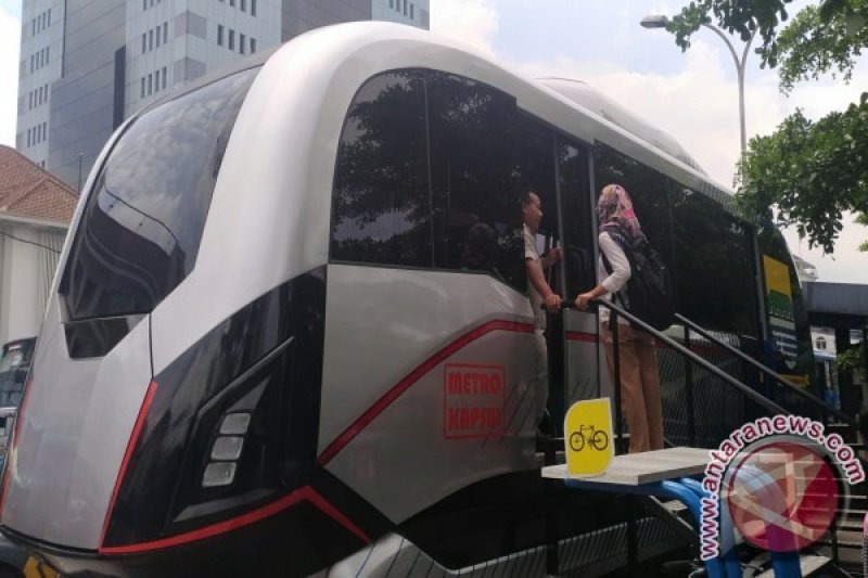 LRT Bandung Metro Ditampilkan Di Taman Alun-alun 