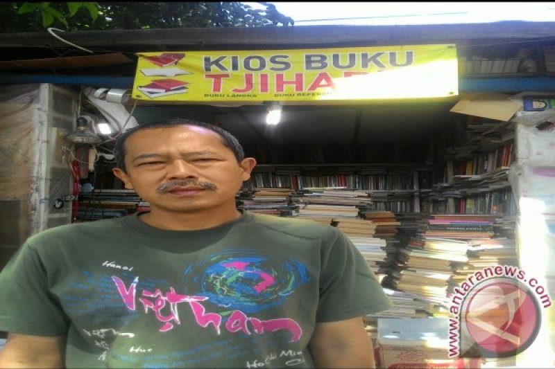 Berburu Buku Bekas di Kios Buku Tjihapit