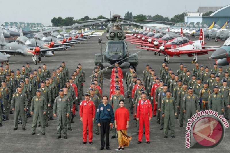 PRESIDEN BERSAMA PENERBANG TNI AU