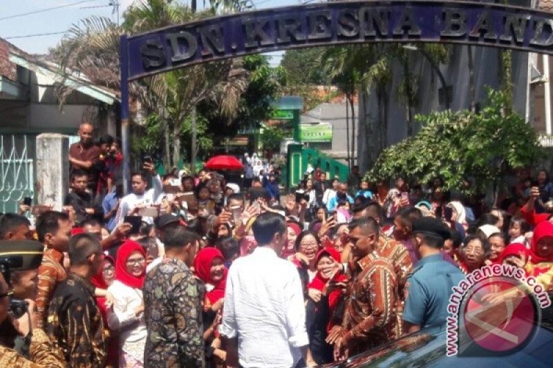  Warga Padati Taman Pendawa Tunggu Kedatangan Presiden