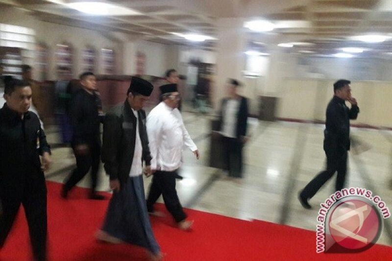 Jokowi Shalat Subuh di Masjid Raya Bandung