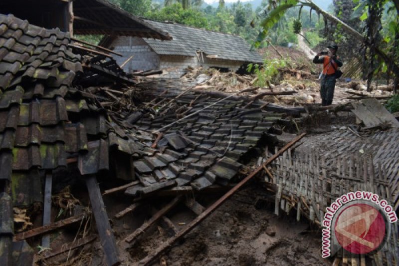 RUMAH ROBOH DITERJANG BANJIR