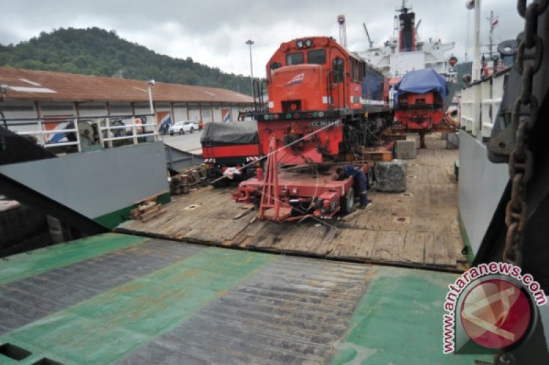 PENGIRIMAN LOKOMOTIF KE PADANG