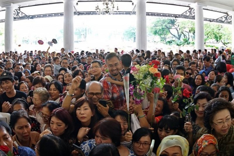 Warga Antre Berfoto Bersama Ahok di Balai Kota DKI Jakarta