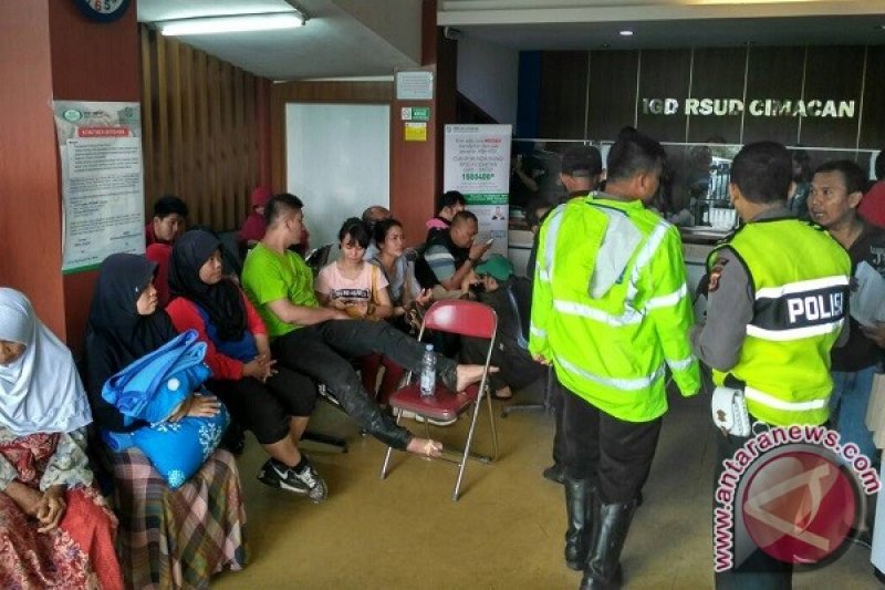 Polisi Evakuasi Korban Kecelakaan di Jalur Puncak-Cianjur