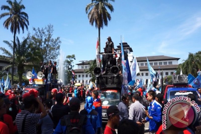 Buruh Datangi Gedung Sate Bandung