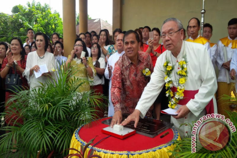 Uskup Manado-Bupati Minahasa Tekan Tombol Peresmian