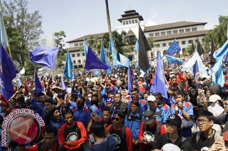 Buruh Kota Bandung gelar aksi donor darah