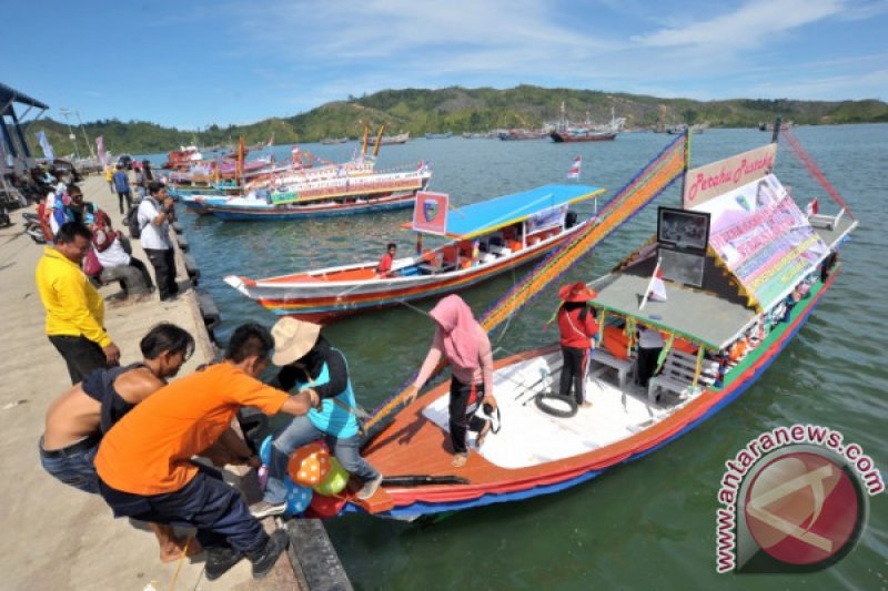 PERAHU HIAS FESTIVAL MANDEH