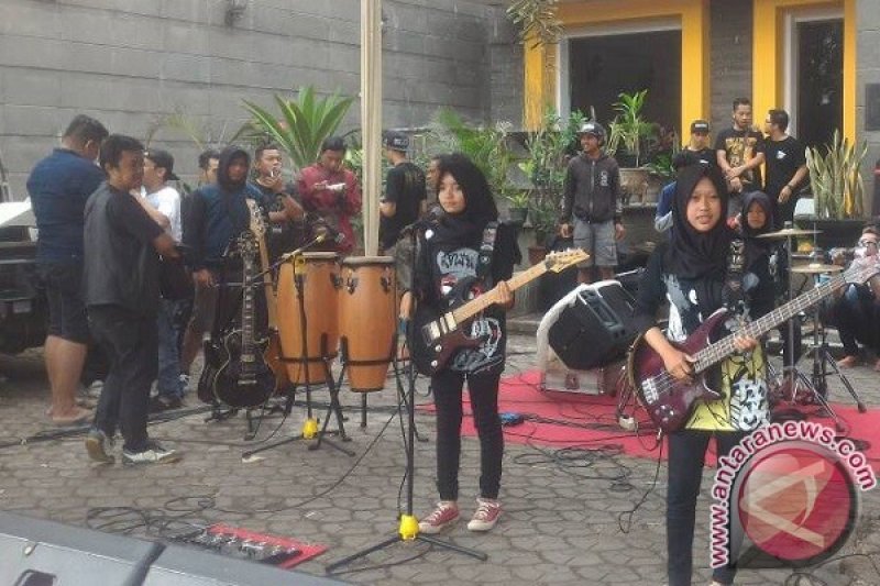 Band Metal Perempuan Berkerudung Tampil di Garut