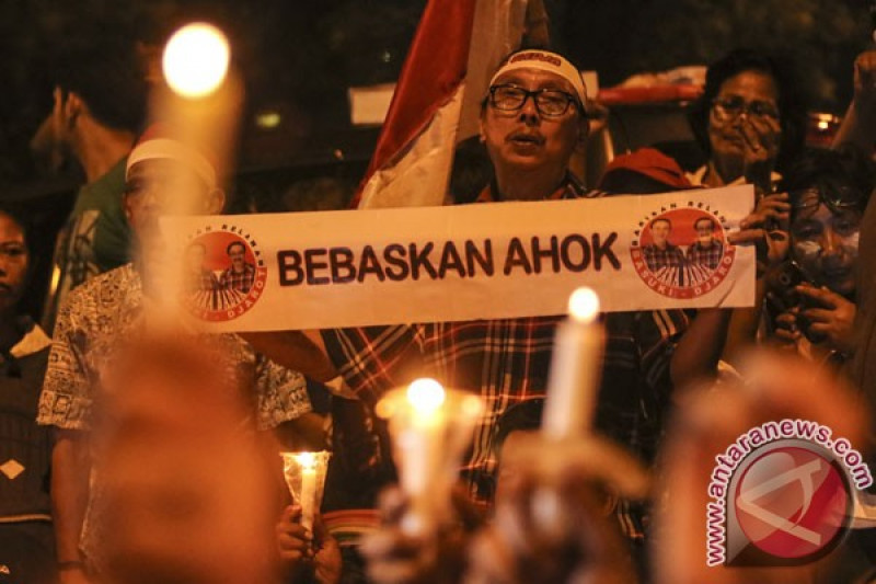 Aksi Lilin Dukung Ahok 