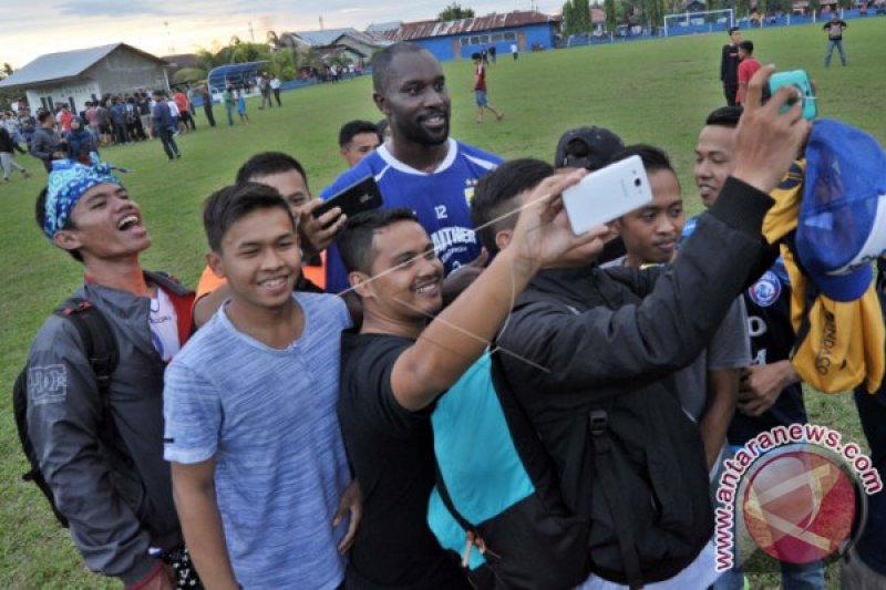 BERFOTO BERSAMA PEMAIN BINTANG PERSIB