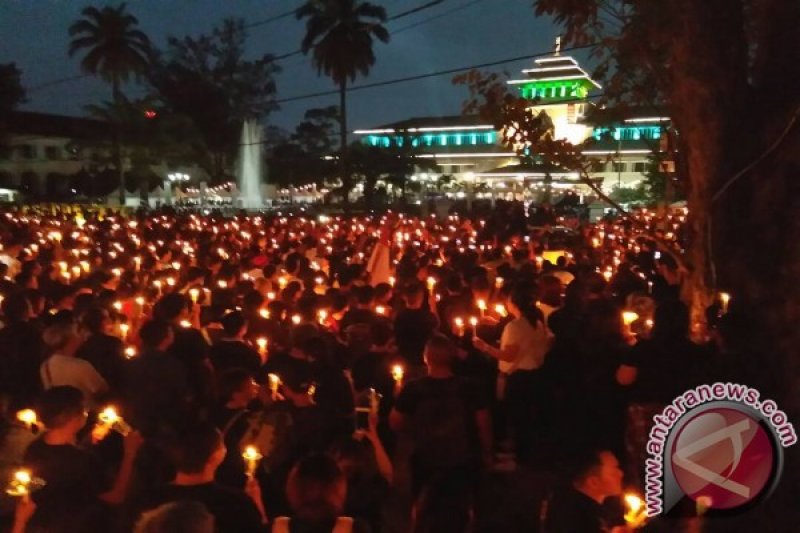 Ribuan Warga Bandung Nyalakan Lilin Kedamaian